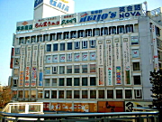 懸垂幕・横断幕　市からの色規制に則した懸垂幕。小田原駅前ビルに設置。