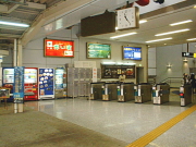 交通広告　小田原駅構内、改札付近の壁面に内照式看板。