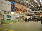 交通広告　小田原駅構内の壁面電飾看板（内照式)。