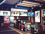 交通広告　箱根湯本駅構内に内照式看板。